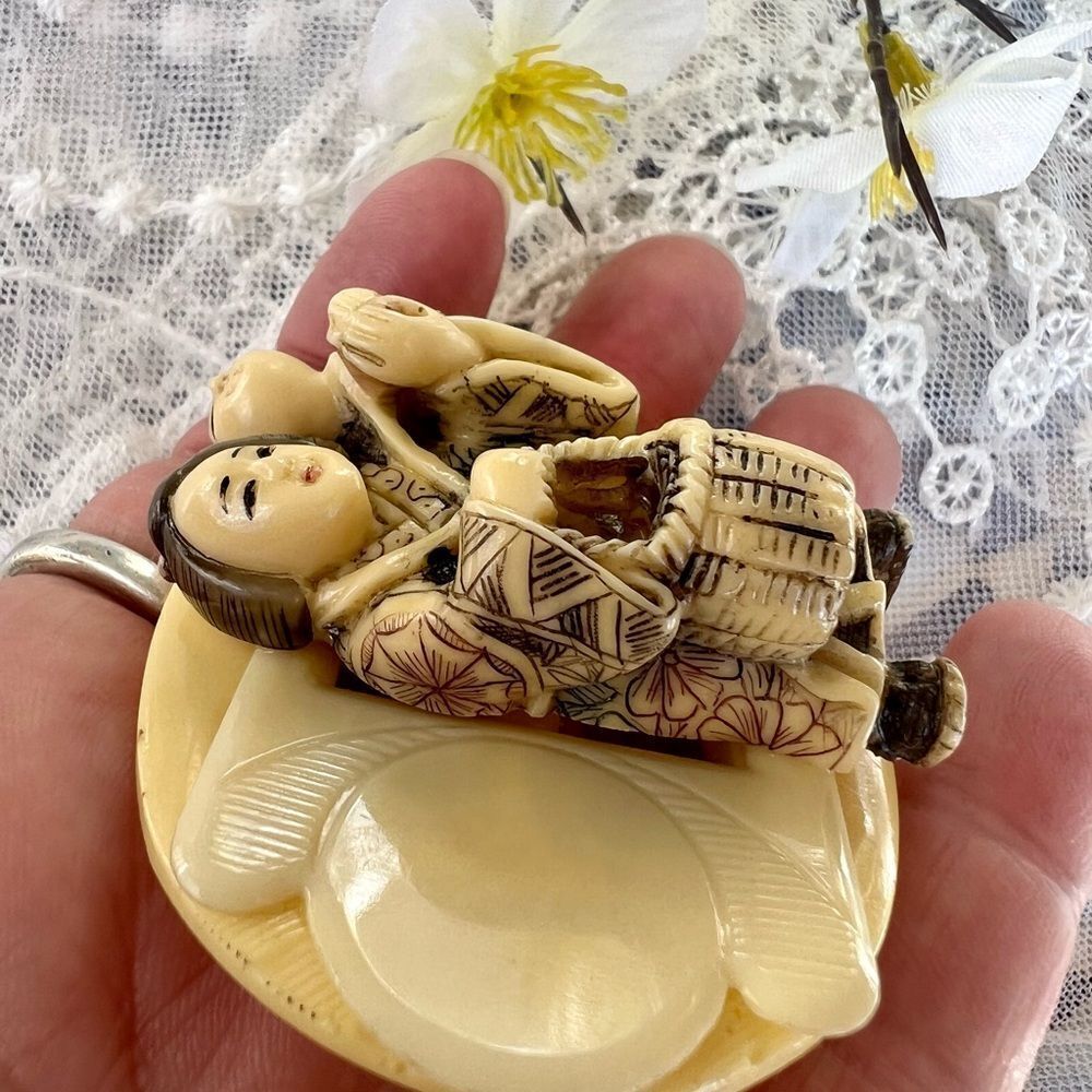 Vintage Japanese Netsuke Style Resin Mother & Child Figures - Picture 4 of 11